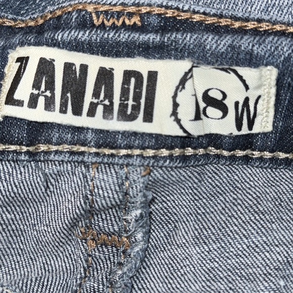 Zanadi Butterfly Embroidered Pockets Denim Shorts - Picture 4 of 5